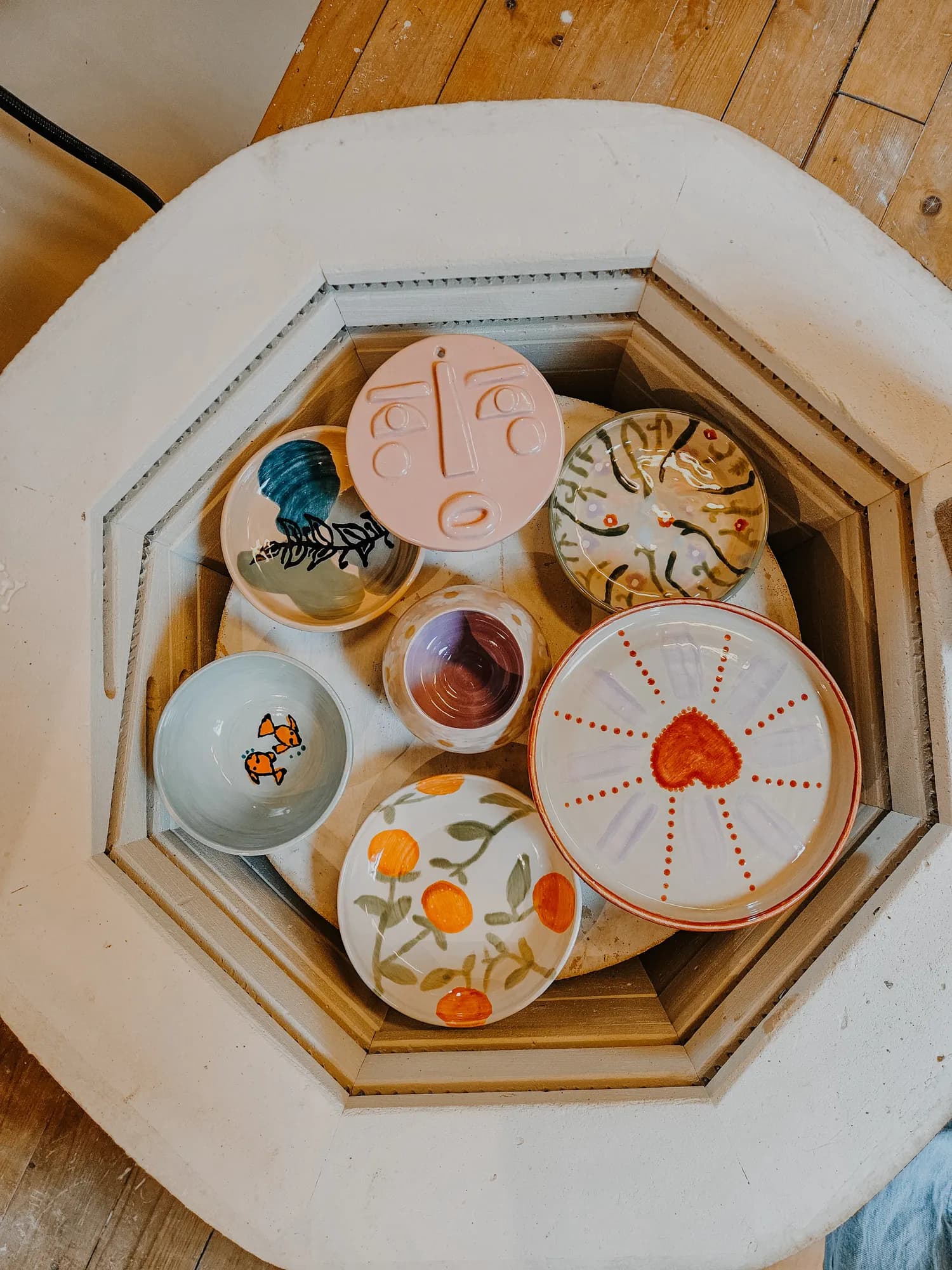 Beschilderde bordjes uit het atelier